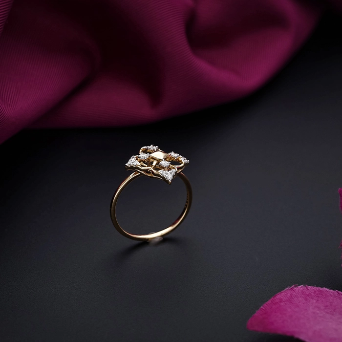 18K Gold Quadrant Diamond Ring with Central Motif - DLRG2888SU2ECA - Image 2